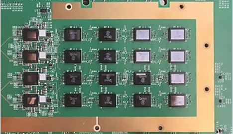 AiB256的组件一侧（16个波束成型器和4个毫米波上/下变频器）